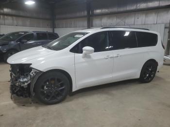  Salvage Chrysler Pacifica