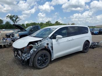  Salvage Chrysler Pacifica