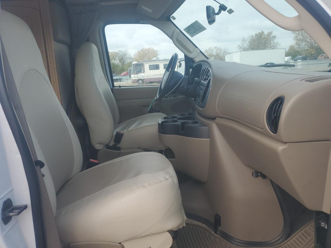 Ford Econoline E350 Super Duty Van Image 10