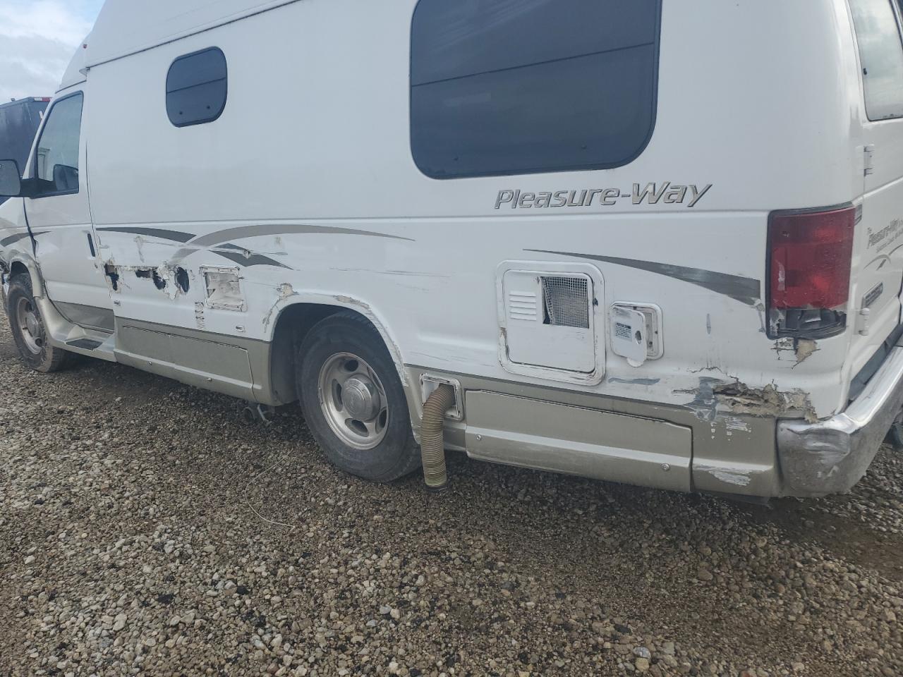 Ford Econoline E350 Super Duty Van Image 3