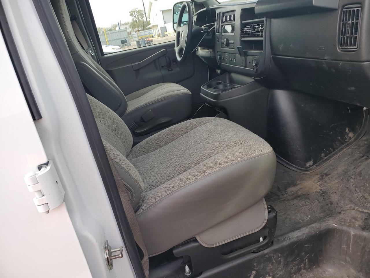 Chevrolet Express Image 4