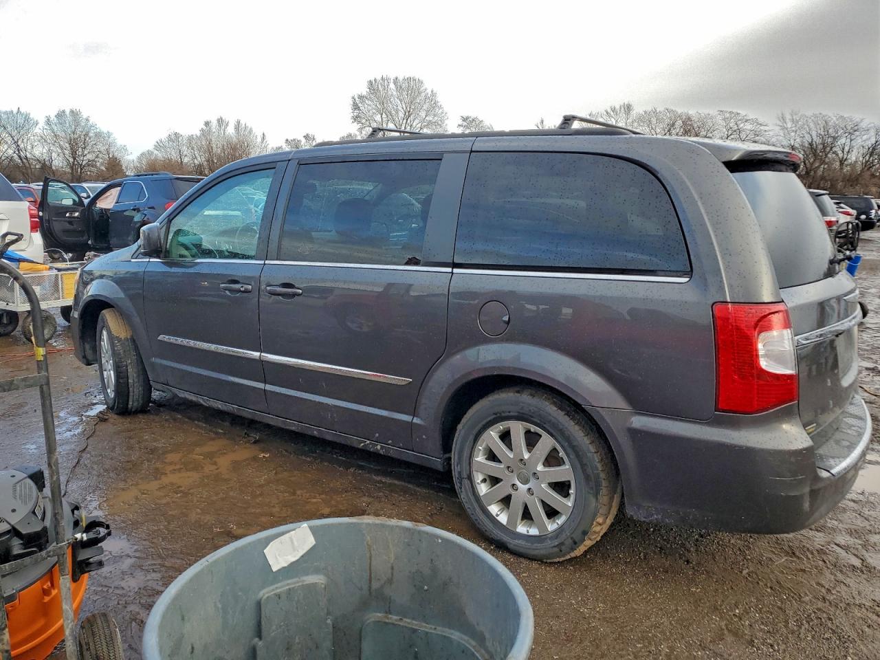 Chrysler Minivan Touring Image 3