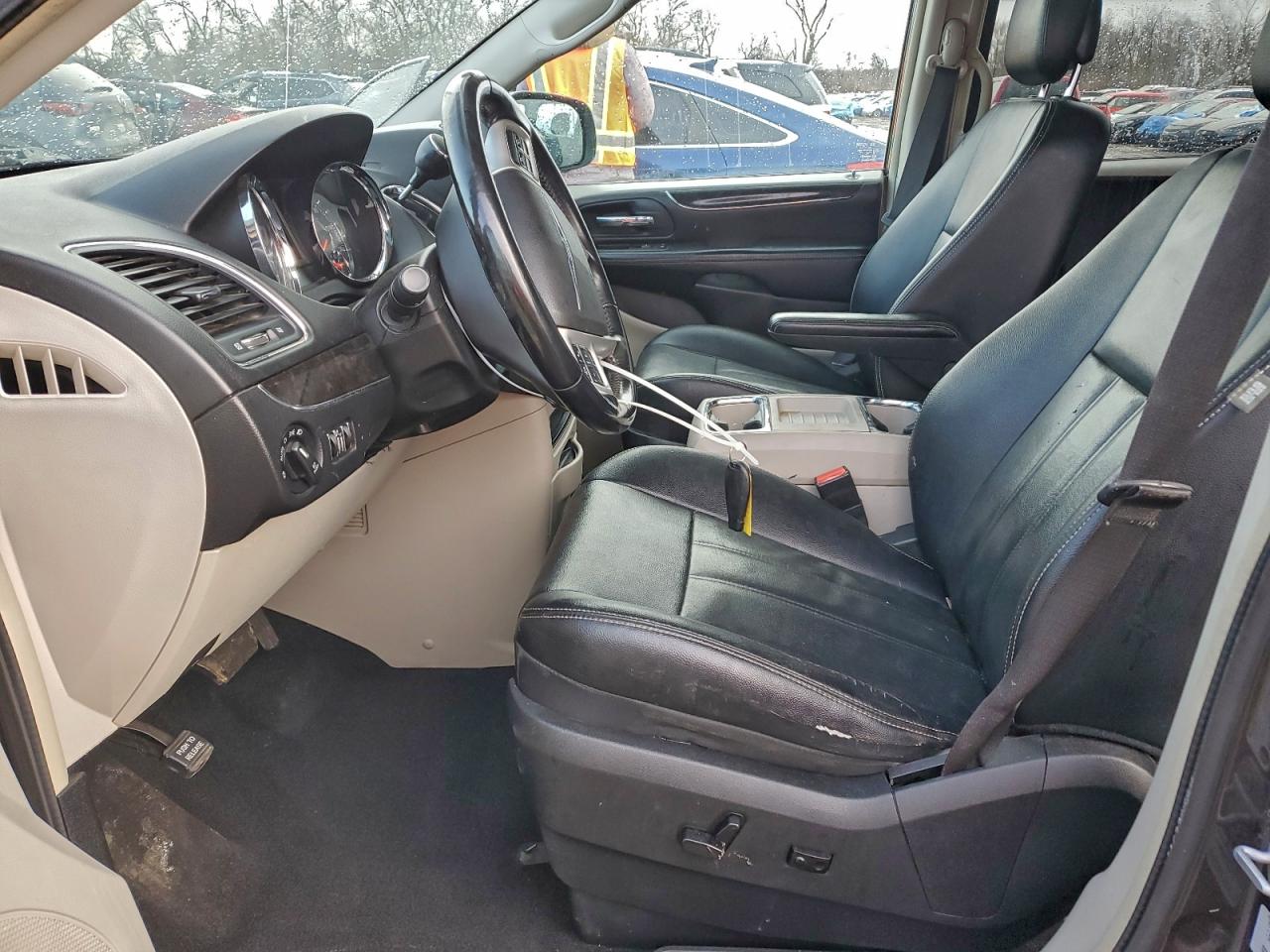 Chrysler Minivan Touring Image 7