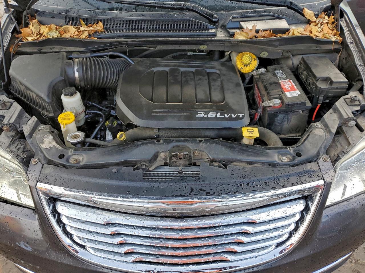 Chrysler Minivan Touring Image 9