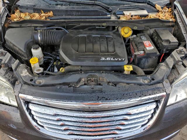 Chrysler Minivan Touring Image 9