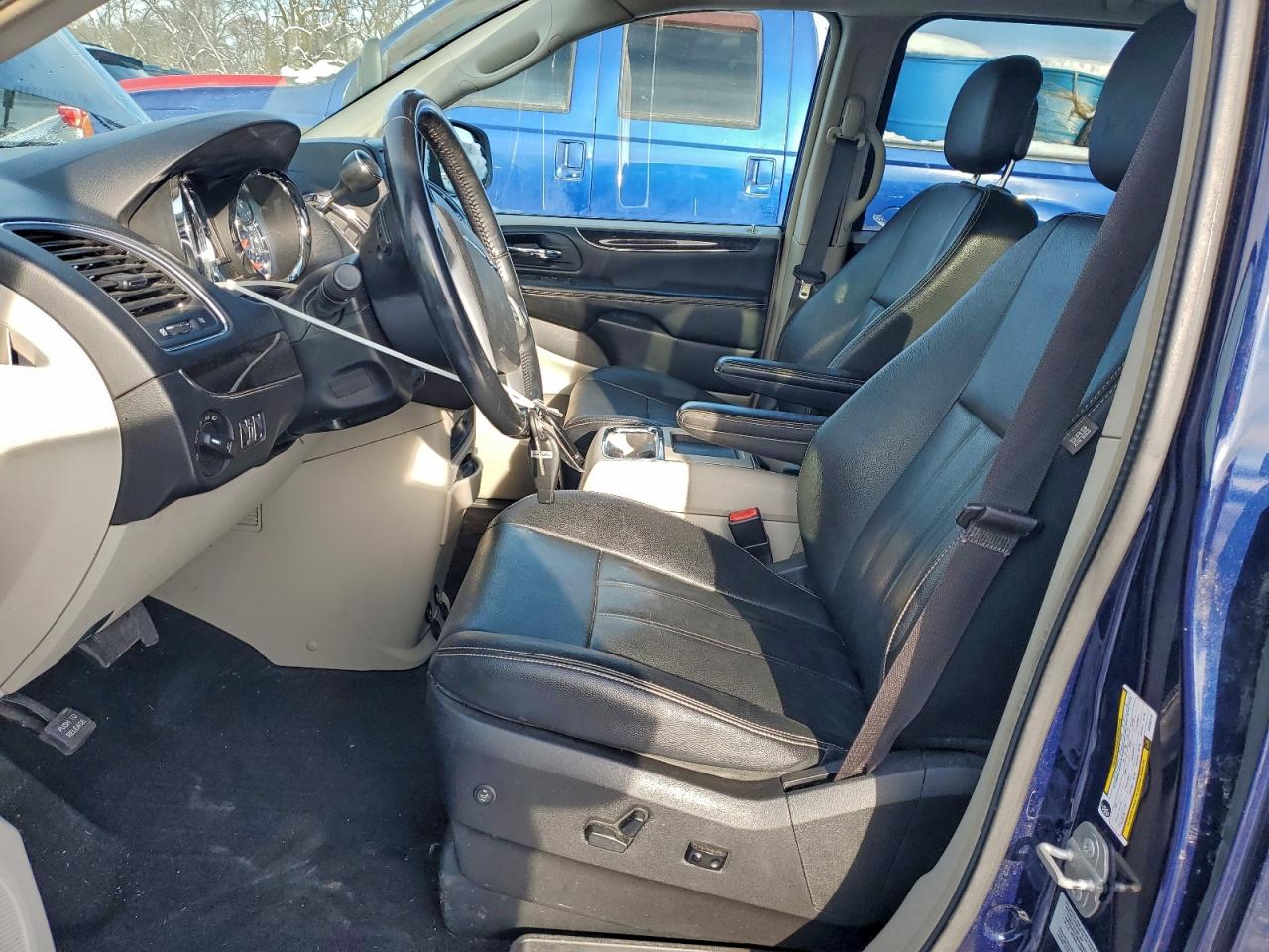 Chrysler Minivan Touring Image 6