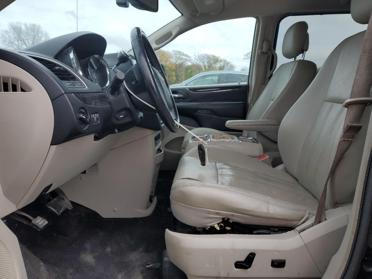 Chrysler Minivan Touring L Image 13