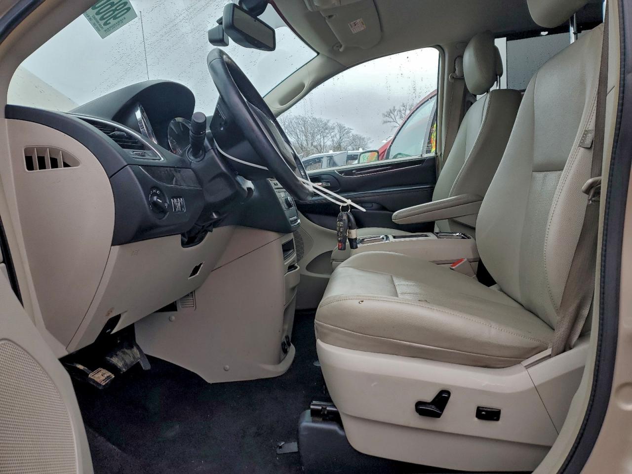 Chrysler Minivan Touring L Image 4