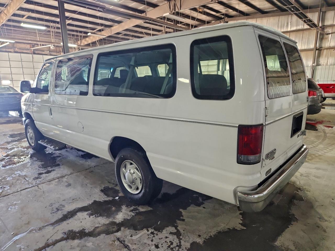Ford Econoline E350 Super Duty Wagon Image 3