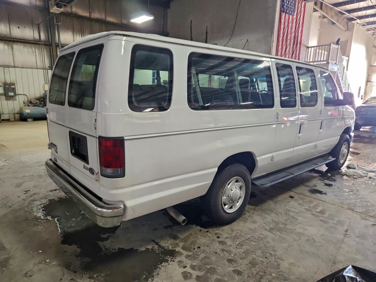 Ford Econoline E350 Super Duty Wagon Image 9