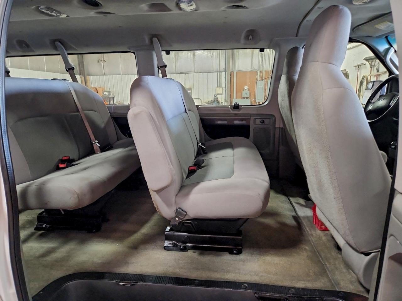 Ford Econoline E350 Super Duty Wagon Image 6