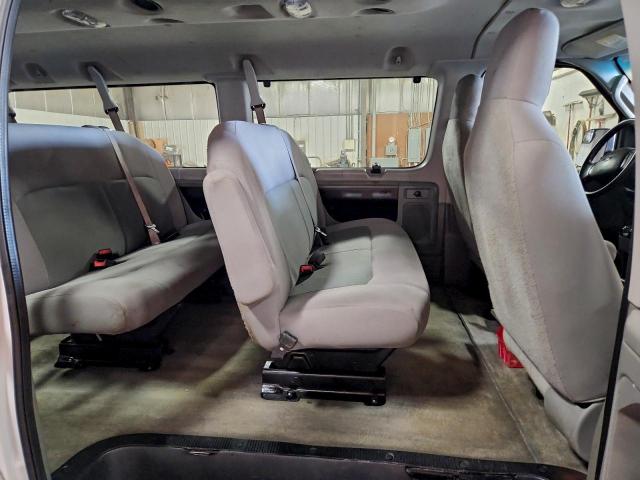 Ford Econoline E350 Super Duty Wagon Image 6