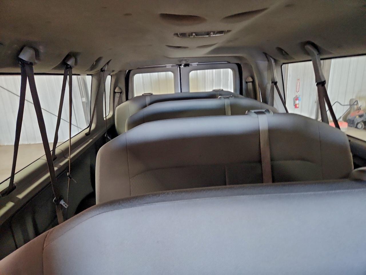 Ford Econoline E350 Super Duty Wagon Image 8