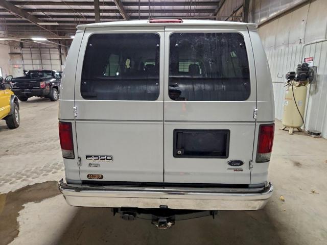 Ford Econoline E350 Super Duty Wagon Image 3