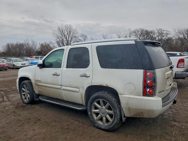 GMC Yukon Denali Image 11