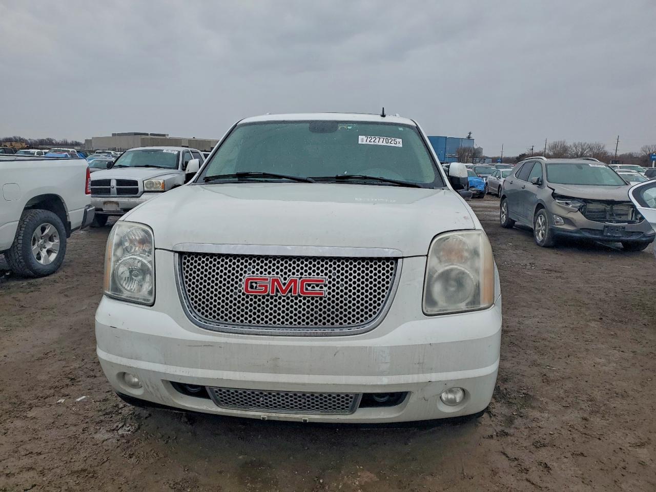 GMC Yukon Denali Image 3