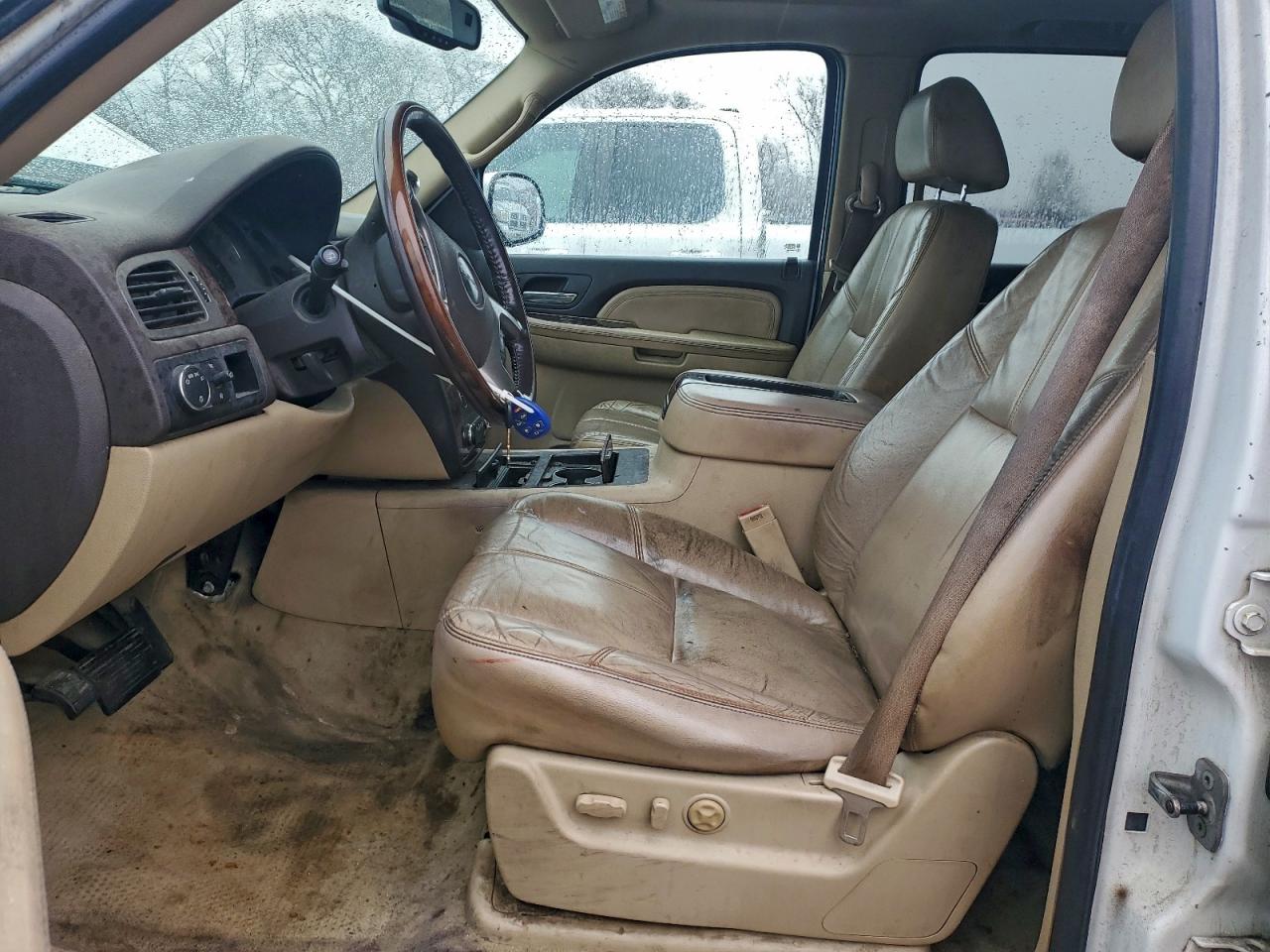 GMC Yukon Denali Image 5