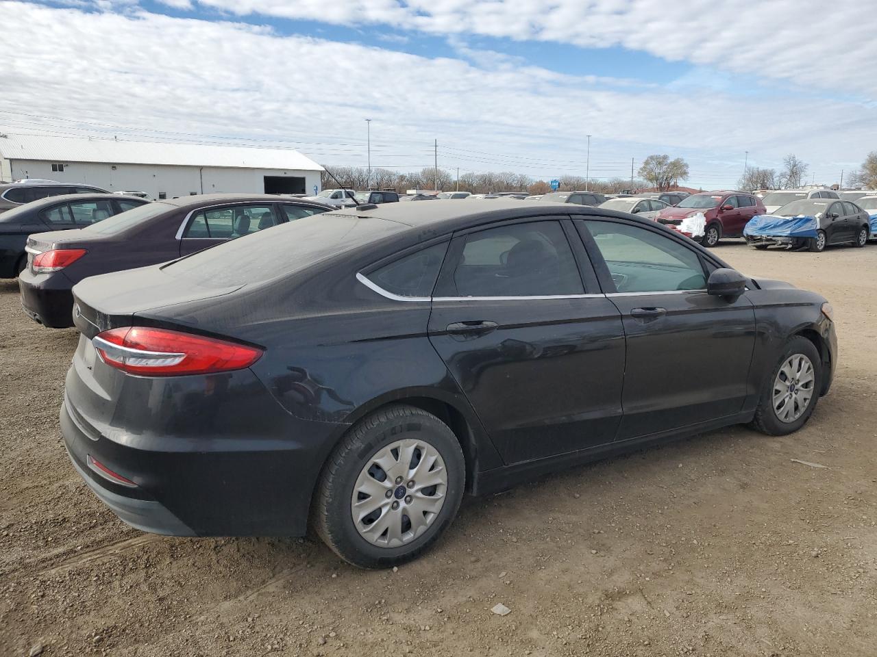 Ford Fusion S Image 8