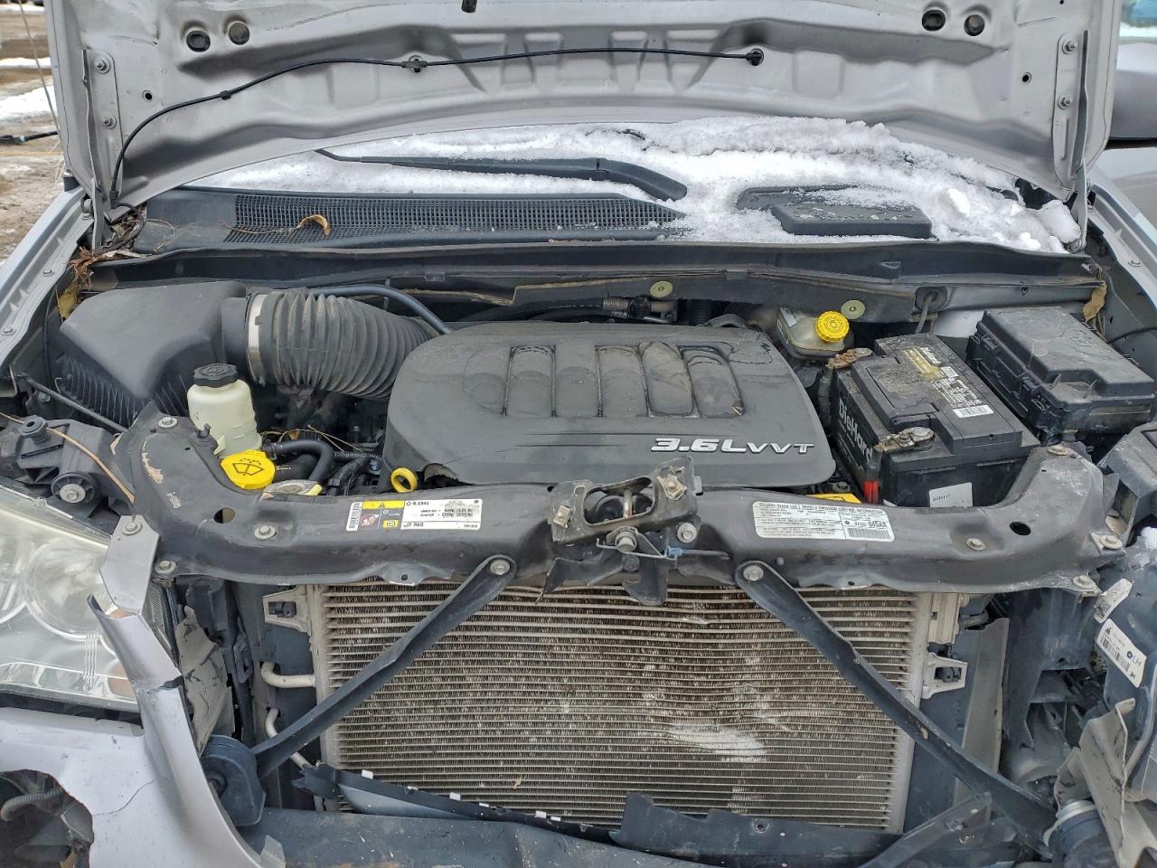 Chrysler Minivan Touring Image 9